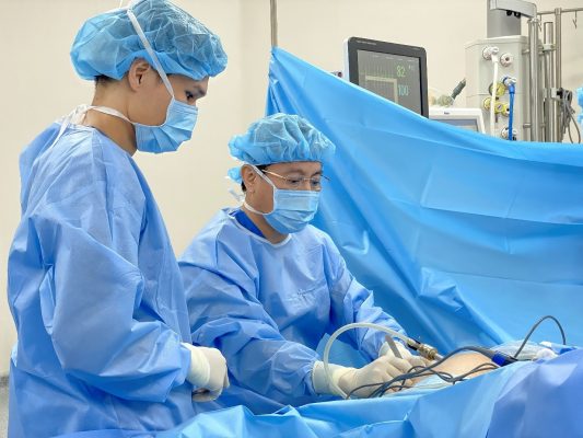 PGS.TS.BS Nguyễn Anh Tuấn cùng ekip thực hiện phẫu thuật cho bệnh nhân