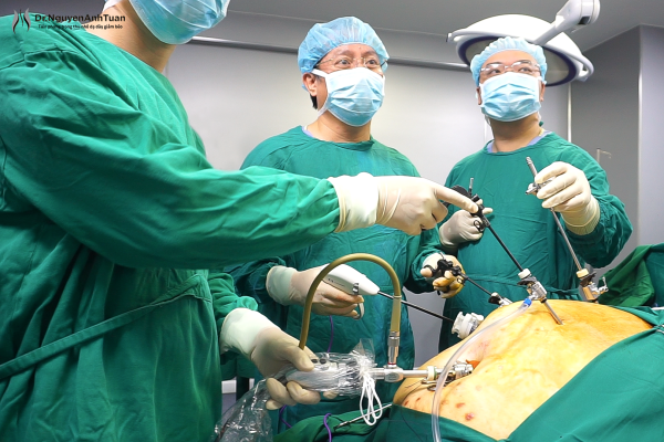 PGS.TS.BS Nguyễn Anh Tuấn cùng ekip tập trung cao độ trong ca phẫu thuật