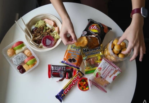 Ăn vặt thay bữa trưa - lối sống bào mòn sức khỏe