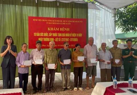 Bệnh viện TWQĐ 108 tổ chức khám bệnh, tư vấn sức khoẻ, cấp thuốc, tặng quà phục vụ các đối tượng chính sách xã Phú Xuyên, Hà Nội