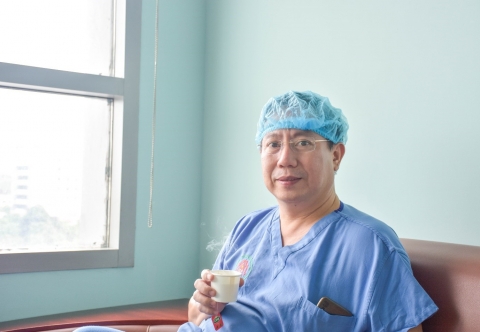 Bác sĩ mặc áo lính và cuộc chiến giành sự sống cho bệnh nhân ung thư