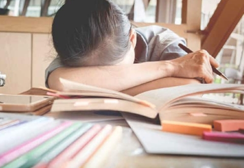 Bị áp lực thi cử, nhiều trẻ chảy máu dạ dày